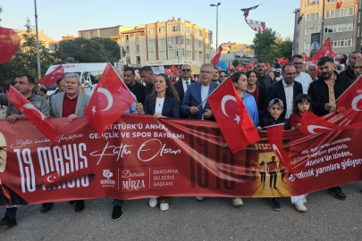 19 MAYIS BANDIRMA’DA FENER ALAYI VE KONSERLE KUTLANDI