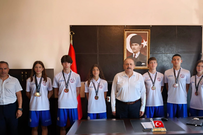 ERDEKLİ BAŞARILI SPORCULAR KAYMAKAM GÖÇ İLE BULUŞTU