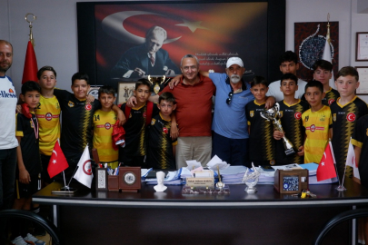 ŞAMPİYON TAKIM BAŞKAN SEMİZEL İLE BULUŞTU