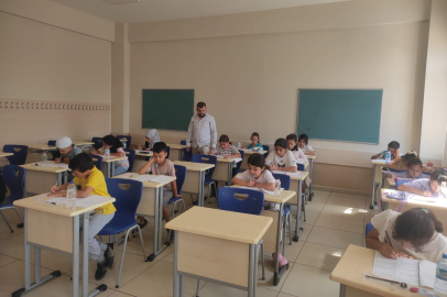 KUR’AN KURSU ÖĞRENCİLERİ BİLGİLERİNİ YARIŞTIRDI