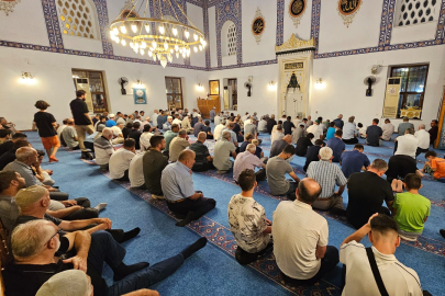 BANDIRMA’DA MEVLİD KANDİLİ’NDE CAMİLER DOLDU