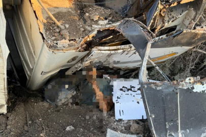 BANDIRMA’DA TRAFİK KAZASINDA SÜRÜCÜ ARAÇ ALTINDA SIKIŞTI