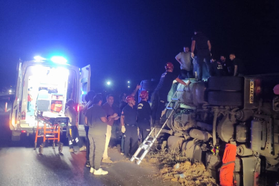 BALIKESİR’DE TIR DEVRİLDİ