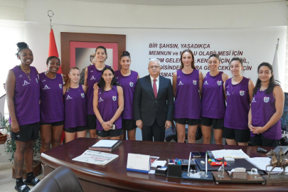 KADIN BASKETBOLCULAR DEVECİLER İLE BULUŞTU