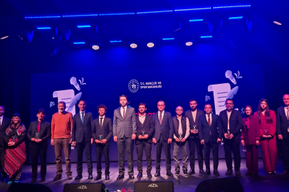 BALIKESİRLİ GENÇ ŞİİR OKUMA YARIŞMASINDA TÜRKİYE İKİNCİSİ OLDU