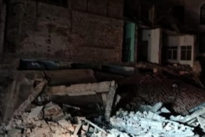 SINDIRGI'DA DEPREM: BAZI METRUK BİNALAR YIKILDI