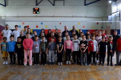 BAŞKAN SEMİZEL, MİNİK SPORCULARLA BULUŞTU