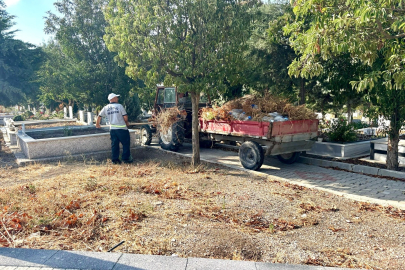 ALTIEYLÜL’DE MEZARLIKLARA SONBAHAR TEMİZLİĞİ