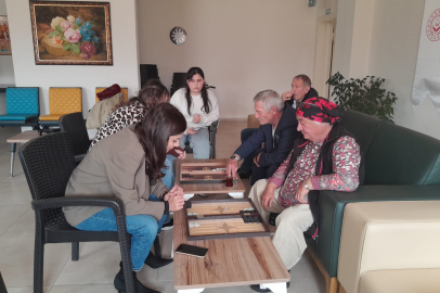 İVRİNDİ MYO ÖĞRENCİLERİ YAŞLILARA MORAL OLDU