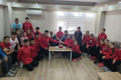 AVRUPA ŞAMPİYONLUĞUNU PASTA KESEREK KUTLADILAR