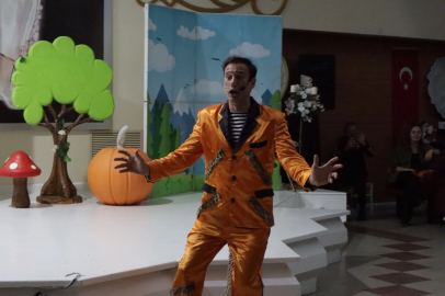 Kocaeli İzmit'te Çocuk Hakları Gününe özel tiyatro gösterisi