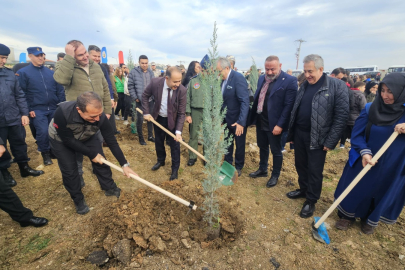 BANDIRMA’DA FİDANLAR GELECEK İÇİN TOPRAKLA BULUŞTU