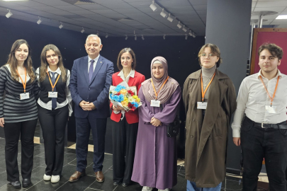 “GENÇ RESSAMLARDAN GÖRSEL İZLER” SERGİSİ AÇILDI