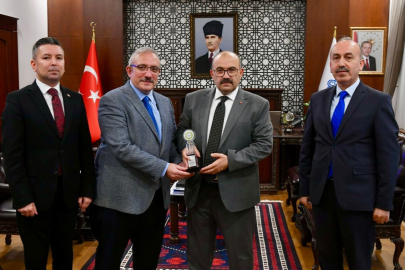 USTAOĞLU BAŞKANLIĞINDAKİ GÖNEN SERA PROJESİ ÖDÜLLE TAÇLANDI