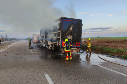 BANDIRMA KARAYOLUNDA KARTON YÜKLÜ TIR ALEV ALDI