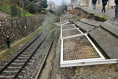 İSTİNAT DUVARI YAĞIŞLA BİRLİKTE YIKILDI