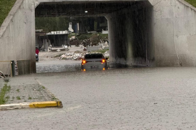 EDREMİT’TE ALT GEÇİDİ SU BASTI