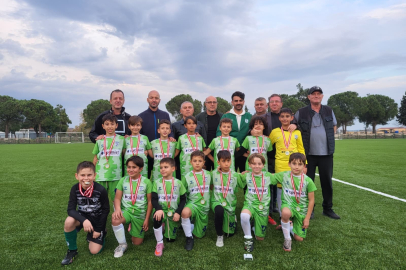 U10 FUTBOL TURNUVASI’NDA MİNİK FUTBOLCULAR ÖDÜLLERİNİ ALDI
