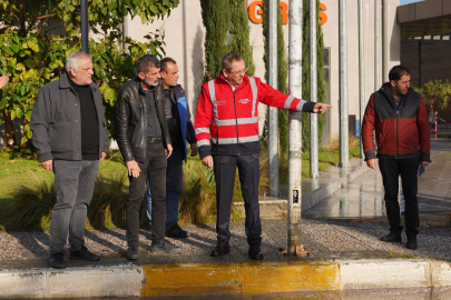 AYVALIK’TA KUVVETLİ YAĞIŞIN ARDINDAN EKİPLER SAHADA