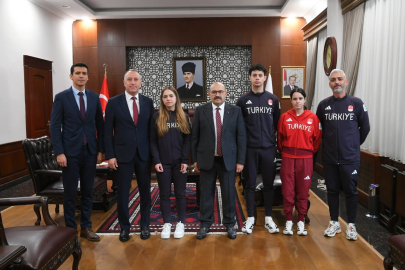 MİLLİ SPORCULARDAN BALIKESİR VALİSİ İSMAİL USTAOĞLU İLE BULUŞTU