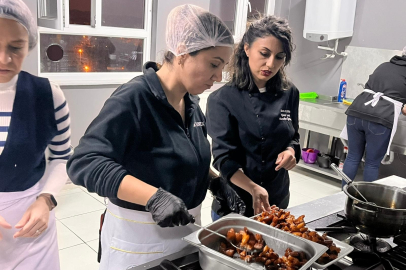 ÖĞRETMENLER GELENEKSEL MAFİŞ TATLISINI USTALARINDAN ÖĞRENDİ