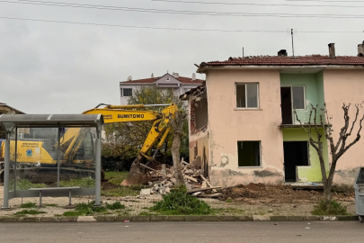 BELEDİYE EVLERİNİN YIKIMINA BAŞLANDI