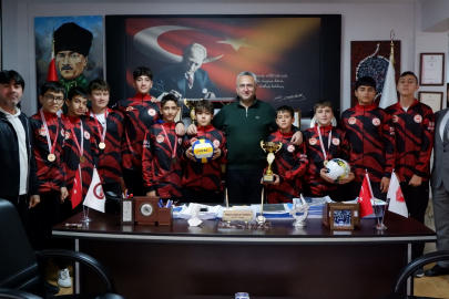 SUSURLUKLU ŞAMPİYON VOLEYBOL TAKIMI BAŞKAN SEMİZEL İLE BULUŞTU