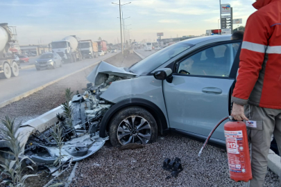 DİREKSİYON HÂKİMİYETİNİ KAYBEDEN SÜRÜCÜ AYDINLATMA DİREĞİNE ÇARPTI