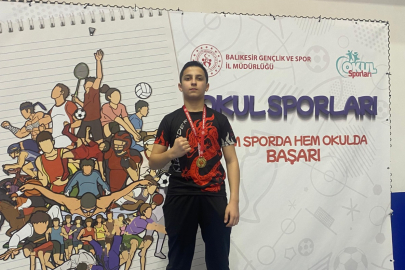 BANDIRMALI ÖĞRENCİDEN KİCK BOKSTA İL ŞAMPİYONLUĞU