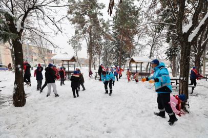 Gaziantep Büyükşehir, karın tadını çıkaran çocuklara eşlik etti