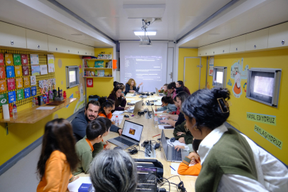 Kahramanmaraş'ta Çocuklar Yapay Zekâ Masal Atölyesiyle Kendi Masallarını Yazdı