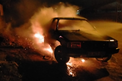 GÖNEN’DE PARK HALİNDEKİ ARAÇ ALEVLERE TESLİM OLDU