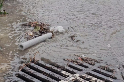 BANDIRMA’DA FIRTINA VE SAĞANAK YAĞIŞ ETKİLİ OLDU