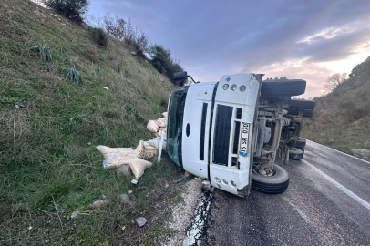 GÖNEN’DE YEM YÜKLÜ KAMYON DEVRİLDİ