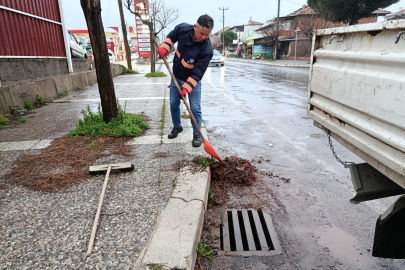 SINDIRGI BELEDİYESİ YOĞUN YAĞIŞLARA KARŞI SAHADA