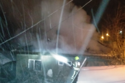 GÖNEN HODUL MAHALLESİ’NDE ÇATI YANGINI KORKUTTU