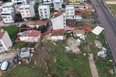 BANDIRMA’DA ŞİDDETLİ FIRTINA ÇATIYI UÇURDU