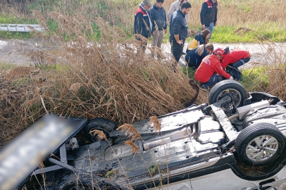 DEREYE UÇAN OTOMOBİL TAKLA ATTI, SÜRÜCÜ YARALI KURTULDU
