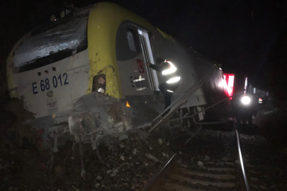 YOLCU TRENİ RAYDAN ÇIKTI: 1 YARALI