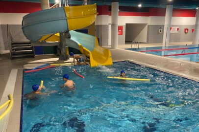 BANDIRMA’DA ÇOCUKLAR ARA TATİLİN KEYFİNİ HAVUZDA ÇIKARTTI