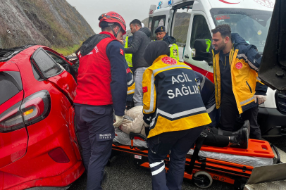 BALIKESİR’DE OTOMOBİL YOLDAN ÇIKTI: 2 YARALI