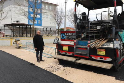 GÖNEN’DE ÖĞRETMENİM ORTAOKULU ÇEVRESİNDE SICAK ASFALT ÇALIŞMASI