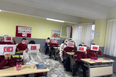 BANDIRMA’DA ÖĞRENCİLERE BAYRAĞIN TARİHİ VE MİLLİ ÖNEMİ ANLATILDI