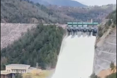 GÖNEN BARAJI’NDAN KONTROLLÜ SU SALIMI SÜRÜYOR