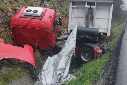KONTROLDEN ÇIKAN TIR KAZA YAPTI