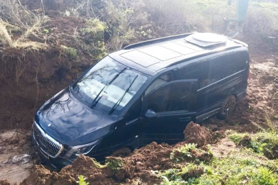 GÖMEÇ’TE DERE YÜKSELDİ, ARAÇ MAHSUR KALDI