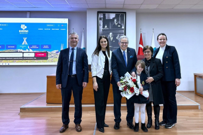 MİRZA, BANDIRMALI KÜÇÜK ÖĞRENCİLERE YEREL YÖNETİMLERİ ANLATTI