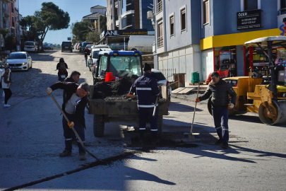 AYVALIK’TA YOL BAKIM VE ONARIM ÇALIŞMALARI SÜRÜYOR