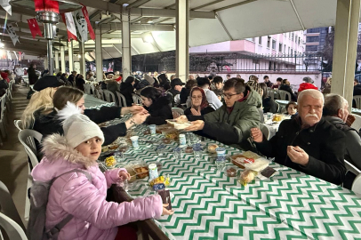 İzmit'te dayanışma sofrası Plajyolu'nda kuruldu