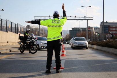 Trafikte yeni dönem başladı! Cezalar katlandı, ehliyete el koyma ve iptal şartları ağırlaştı